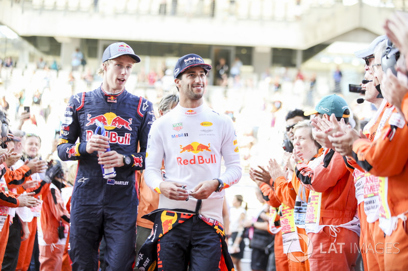 Brendon Hartley, Scuderia Toro Rosso, Daniel Ricciardo, Red Bull Racing, en el desfile de pilotos