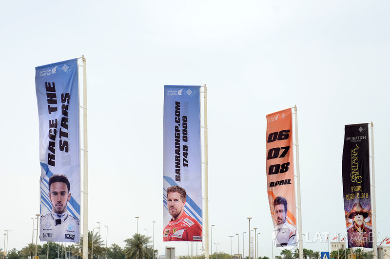 Des drapeaux et des panneaux à l'aéroport