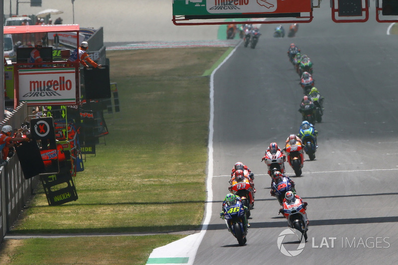 Valentino Rossi boucle le premier tour en tête