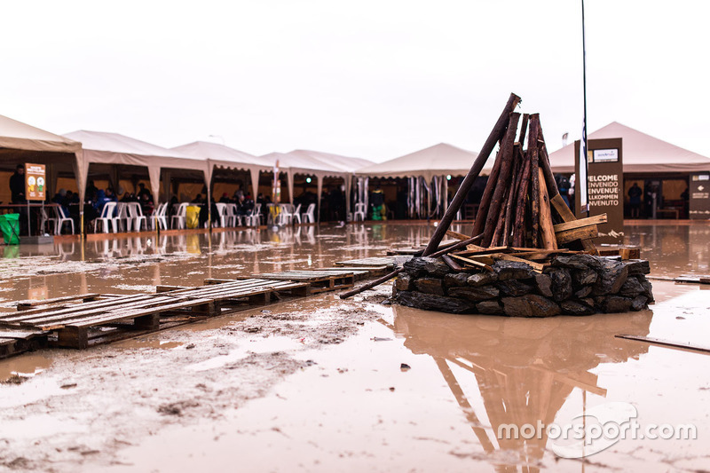 Banjir melanda bivak di Oruro