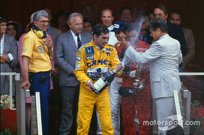 Podium: race winner Ayrton Senna, Team Lotus with Lotus boss Peter Warr, who collected the constructors trophy