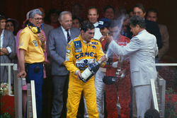 Podium: race winner Ayrton Senna, Team Lotus with Lotus boss Peter Warr, who collected the constructors trophy