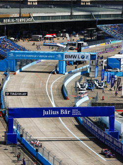 Sam Bird, DS Virgin Racing, precede Felix Rosenqvist, Mahindra Racing