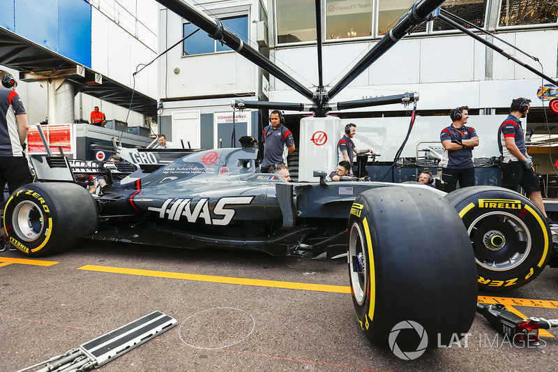 Romain Grosjean Haas F1 Team VF-17 en pits