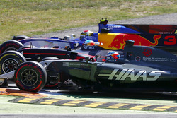 Pascal Wehrlein, Sauber C36-Ferrari, Daniel Ricciardo, Red Bull Racing RB13, Romain Grosjean, Haas F1 Team VF-17, fight three abreast in to the chicane