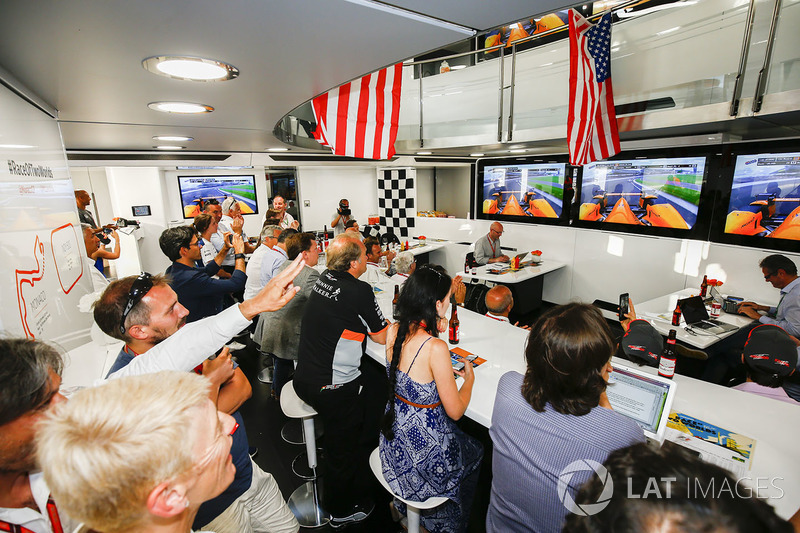 Los invitados de la autocaravana McLaren en el Gran Premio de Mónaco están presenciando la actuación de Fernando Alonso en la Indy 500