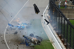 Scott Dixon, Chip Ganassi Racing Honda, Jay Howard, Schmidt Peterson Motorsports Honda involved in a huge crash