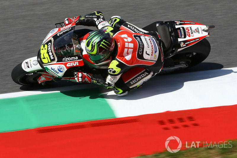 Cal Crutchlow mit Aufnäher am Overall und Aufkleber am Heck des Bikes