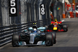 Valtteri Bottas, Mercedes AMG F1 W08, Max Verstappen, Red Bull Racing RB13