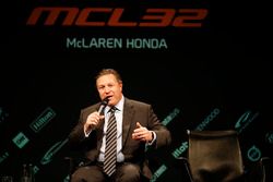 Zak Brown, Director Ejecutivo del grupo de tecnología de McLaren, es entrevistado en el escenario