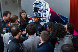 Carlos Sainz Jr., Scuderia Toro Rosso avec les médias