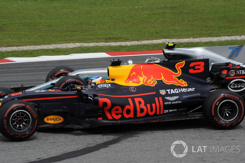 Daniel Ricciardo, Red Bull Racing RB13, Valtteri Bottas, Mercedes-Benz F1 W08