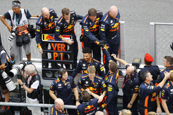 Il team Red Bull team festeggia mentre Max Verstappen, Red Bull Racing, vincitore della gara, conquista la vittoria