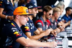 Max Verstappen, Red Bull Racing, Daniel Ricciardo, Red Bull Racing, zetten handtekeningen voor de fa