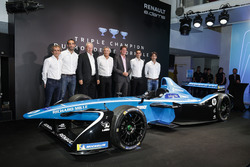 Sebastien Buemi e Nicolas Prost, Renault eDAMS con Alain Prost, Jean-Paul Driot, Cyril Abiteboul e Jérome Stoll, Renault