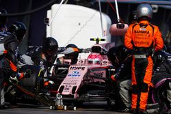 Esteban Ocon, Force India VJM10, makes a pit stop