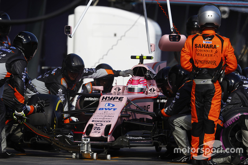 Esteban Ocon, Force India VJM10, pit stop