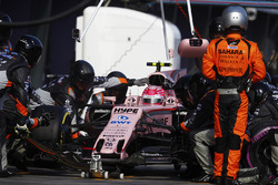 Esteban Ocon, Force India VJM10, makes a pit stop
