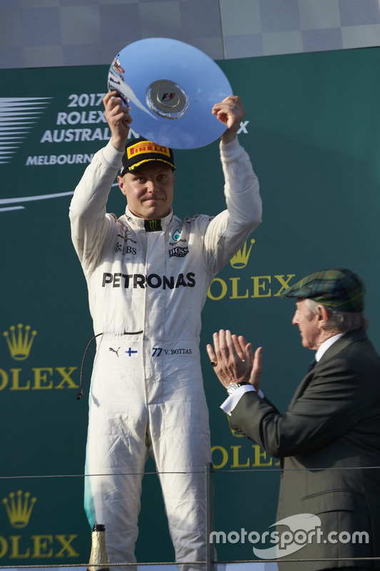Valtteri Bottas, Mercedes AMG, 3° classificato, con il trofeo