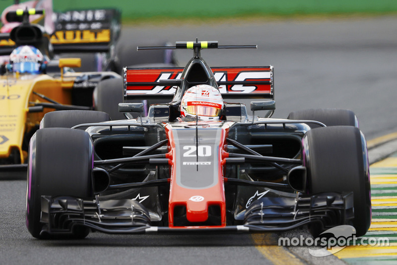 Kevin Magnussen, Haas F1 Team VF-17, leads Jolyon Palmer, Renault Sport F1 Team RS17