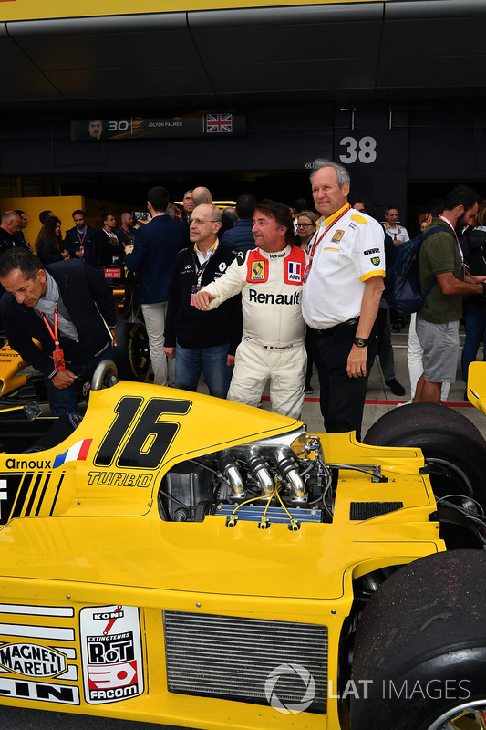 Jerome Stoll, Director of Renault Sport F1 and René Arnoux, Renault RS01