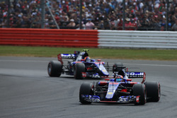 Daniil Kvyat, Scuderia Toro Rosso STR12, Carlos Sainz Jr., Scuderia Toro Rosso STR12
