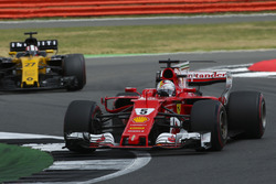 Себастьян Феттель, Ferrari SF70H, и Нико Хюлькенберг, Renault Sport F1 RS17