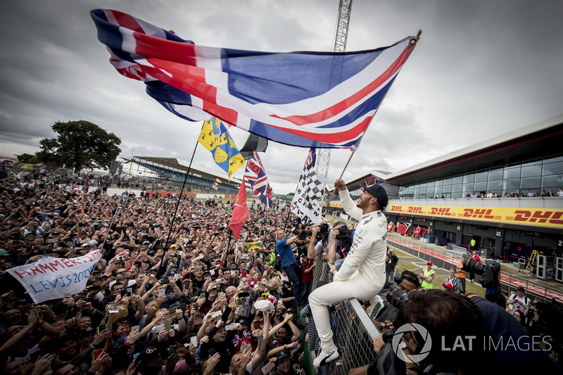 El ganador Lewis Hamilton, Mercedes AMG F1 con los fans