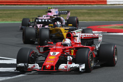 Себастьян Феттель, Ferrari SF70H, и Нико Хюлькенберг, Renault Sport F1 RS17