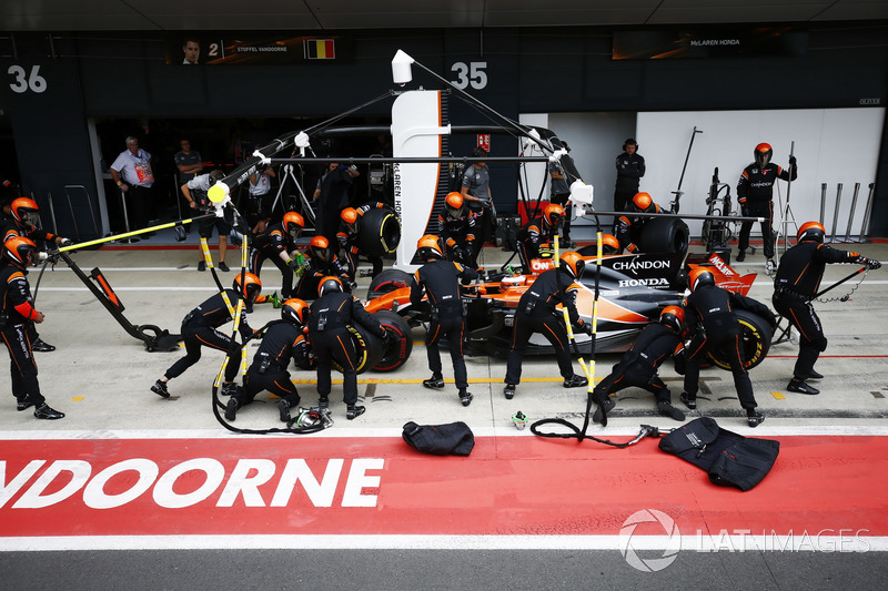 Stoffel Vandoorne, McLaren MCL32, pit stop