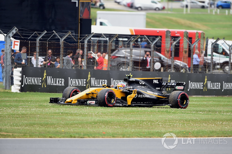 Jolyon Palmer, Renault Sport F1 Team RS17 stops on track on the parade lap