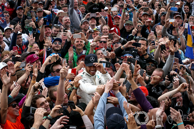 Ganador de la carrera Lewis Hamilton, Mercedes AMG F1 celebra con los fans