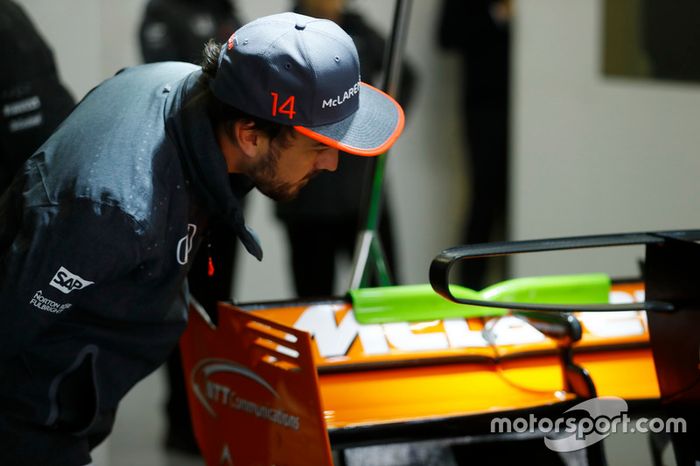Fernando Alonso, McLaren, inspecciona su alerón trasero