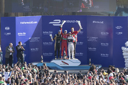 Podio: ganador de la carrera Lucas di Grassi, Audi Sport Team Abt, segundo lugar Jean-Eric Vergne, Techeeta y tercer lugar Sam Bird, Virgin Racing