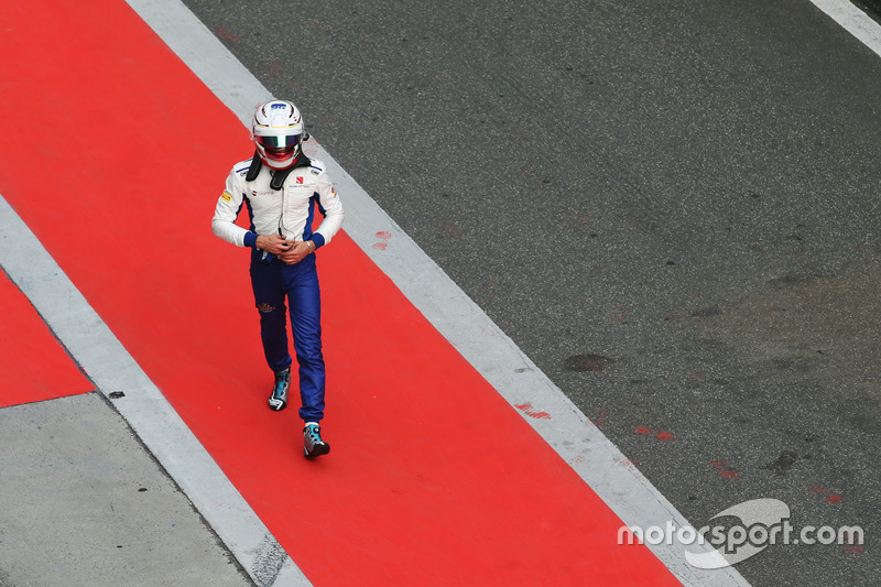 Antonio Giovinazzi, Sauber, makes his way back to his garage after crashing