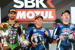 Le vainqueur Sheridan Morais, Kallio Racing Yamaha, le deuxième Kenan Sofuoglu, Kawasaki Puccetti Racing, et le troisième Lucas Mahias, GRT Yamaha Official WorldSSP Team
