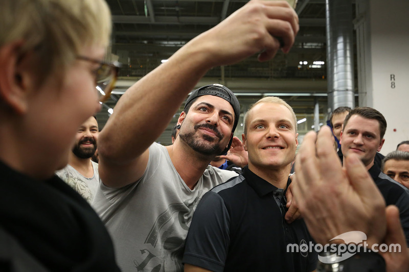 Valtteri Bottas, Mercedes AMG F1 con empleados de Mercedes-Benz