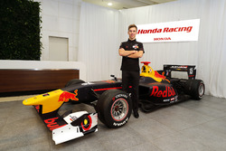 レッドブルカラーに塗られたSF14とピエール・ガスリー(Pierre Gasly)