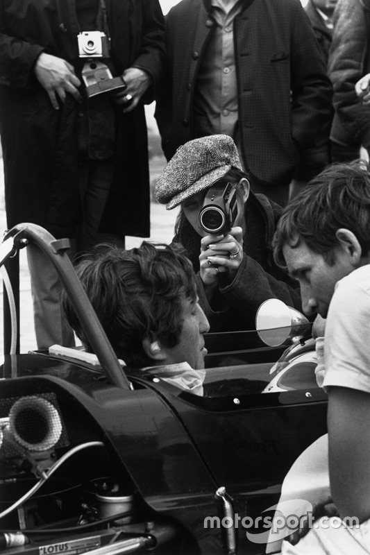 Jochen Rindt, Lotus 49B-Ford Cosworth, con su esposa Nina que filma a su marido en los pits