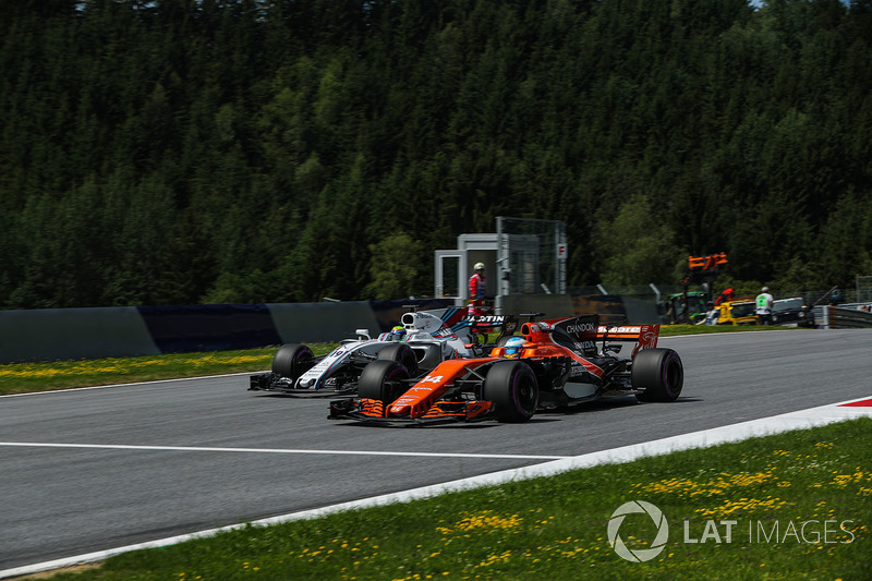 Fernando Alonso, McLaren MCL32, Felipe Massa, Williams FW40