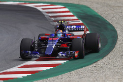 Carlos Sainz Jr., Scuderia Toro Rosso STR12, corrects a slide