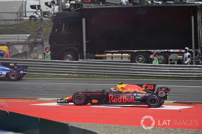 Max Verstappen, Red Bull Racing RB13 dopo un contatto