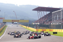 Sergio Sette Camara, MP Motorsport leads the field into turn one