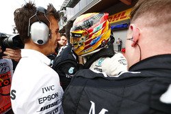 Il vincitore della gara Lewis Hamilton, Mercedes AMG F1, festeggia la vittoria nel parco chiuso