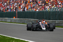 Romain Grosjean, Haas F1 Team VF-17, Fernando Alonso, McLaren MCL32