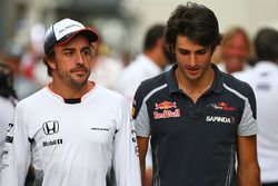 (De izquierda a derecha): Fernando Alonso, McLaren con Carlos Sainz Jr., Scuderia Toro Rosso