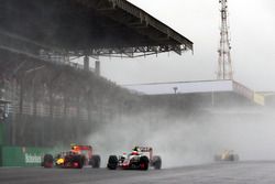 Max Verstappen, Red Bull Racing RB12 and Esteban Gutierrez, Haas F1 Team VF-16 battle for position