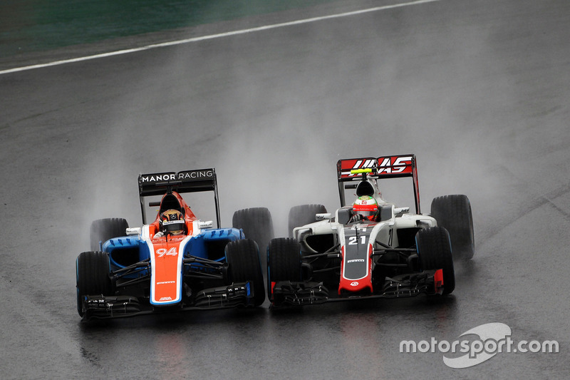 (L to R): Pascal Wehrlein, Manor Racing MRT05 and Esteban Gutierrez, Haas F1 Team VF-16 battle for position