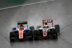 (L to R): Pascal Wehrlein, Manor Racing MRT05 and Esteban Gutierrez, Haas F1 Team VF-16 battle for p