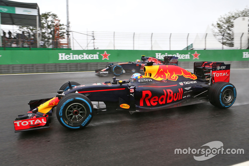 Daniel Ricciardo, Red Bull Racing RB12; Carlos Sainz Jr., Scuderia Toro Rosso STR11